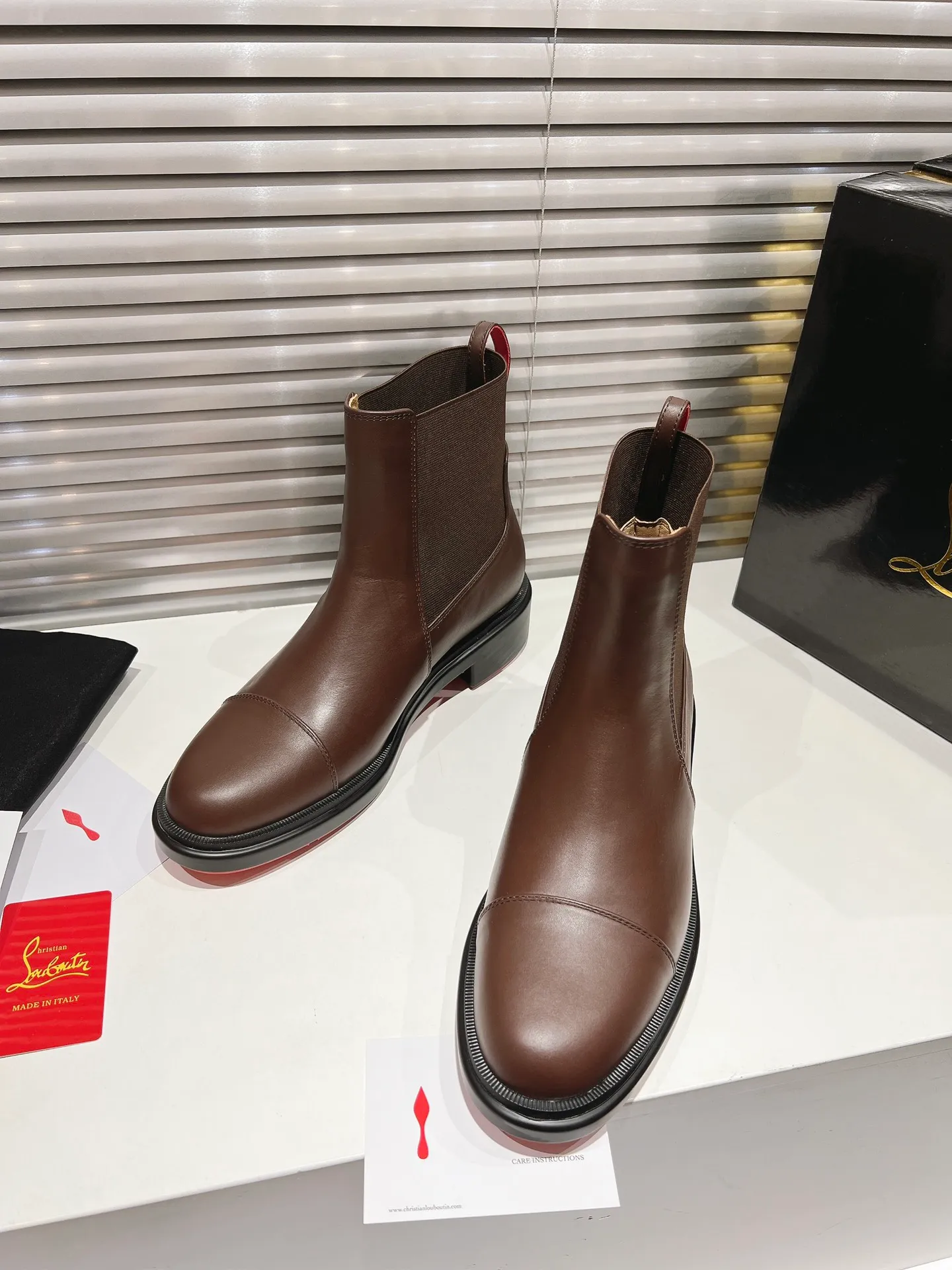 👟👟Ex-factory price 800👟👟 ╔Chelsea black nude boots╗ ·Top version customization·2024𝐬𝐬 Urbino Chelsea ankle boots are charming with smooth lines. The boots are made of black calfskin and feature a tonal rubber sole with the signature Maison Christian Louboutin Loubi red. This urban style features a heel tab and elastic side panels making it easy to put on 𝑪𝒉𝒓𝒊𝒔𝒕𝒊𝒂𝒏 𝑳𝒐𝒖𝒃𝒐𝒖𝒕𝒊𝒏 ▪️No matter the last shape, fabric, diamonds, nails, lining, outsole, they are all as close to ZP as possible... ▪️The original sole is specially provided by the original factory ▪️The lining is imported water-dyed cowhide ▪️Private customization time is about 3-7 days —————— Size: Men's 39M-47M
